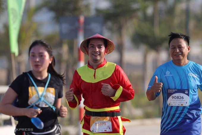 Một runner thuộc đội Hưng Thịnh Land (giữa) cosplay trang phục Tây Sơn khi tham gia cự ly 21 km.