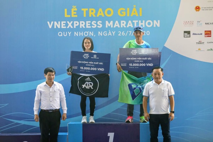 Ông Nguyễn Hữu Sang (phải) trao giải cho hai nhà vô địch cự ly 42 km VM Quy Nhơn.